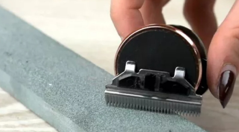 how to sharpen clipper blades without a stone,  how to sharpen clipper blades with sandpaper,  how to sharpen clipper blades with aluminum foil,  best sharpener for clipper blades, 